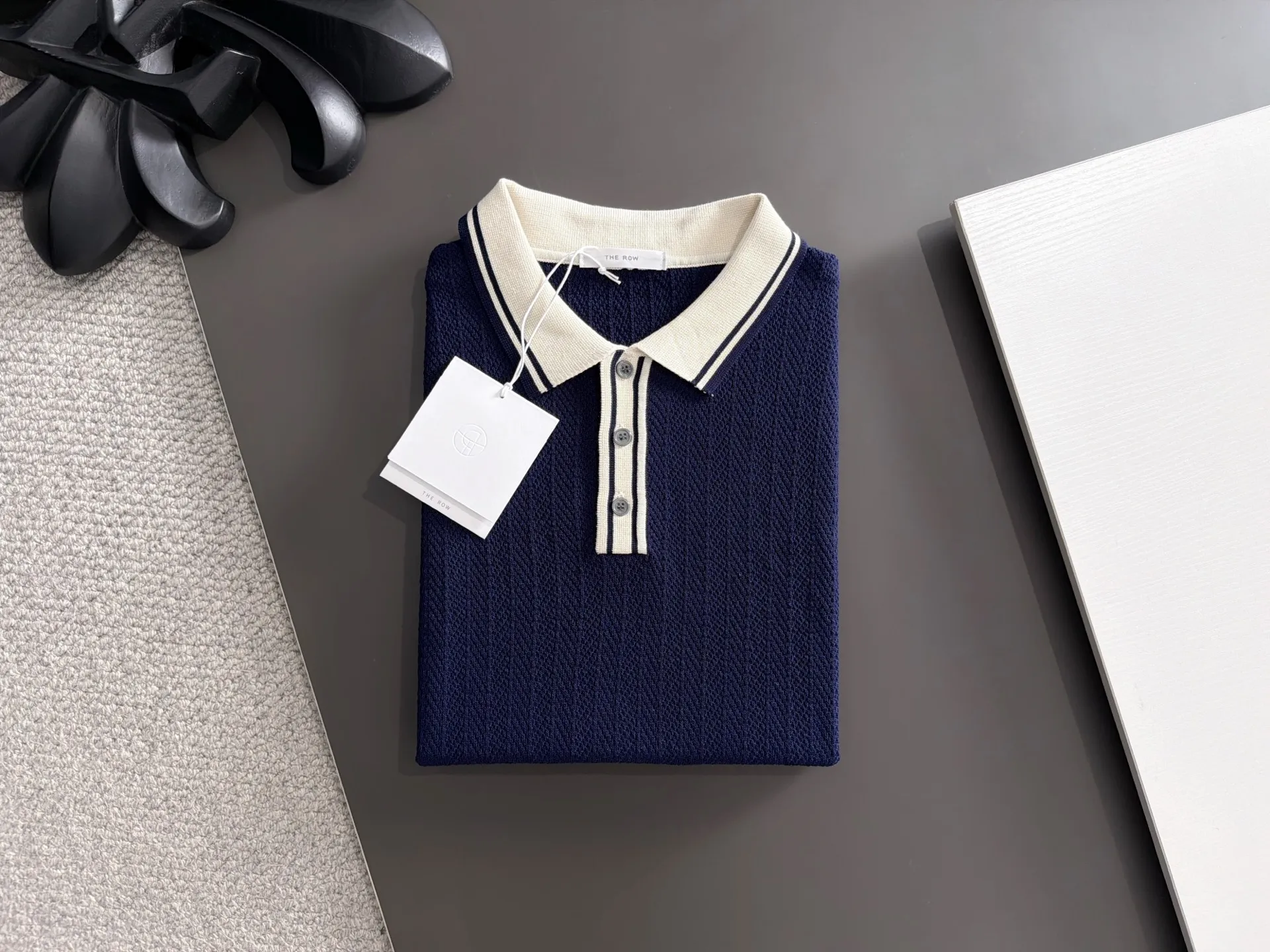 Shipping next day TR high quality - The Row 26ss New Arrival men's short-sleeved T-shirt. Like LP and BC, it belongs to the same old-money style top-notch light luxury brand. The New Arrival Original men's casual short-sleeved shirt is made of combed cotton yarn knitted imitation cotton fabric. Exclusive Premium custom-controlled raw materials. 14-needle precision knitting. The iconic waffle soul is woven. The three-dimensional texture flows with subtle light and shadow. Viewed from a distance, it is introverted. It shows when you touch it closely. It feels substantial when weighed. The upper body is also more textured than ordinary T-shirts. Fashionable Versatile Hot Sale. It is skin-friendly and comfortable to wear. Premium boutique. The upper body is made of Factory's fine workmanship. A must-have item for men. Complete with three standards. Sizes M-3XL